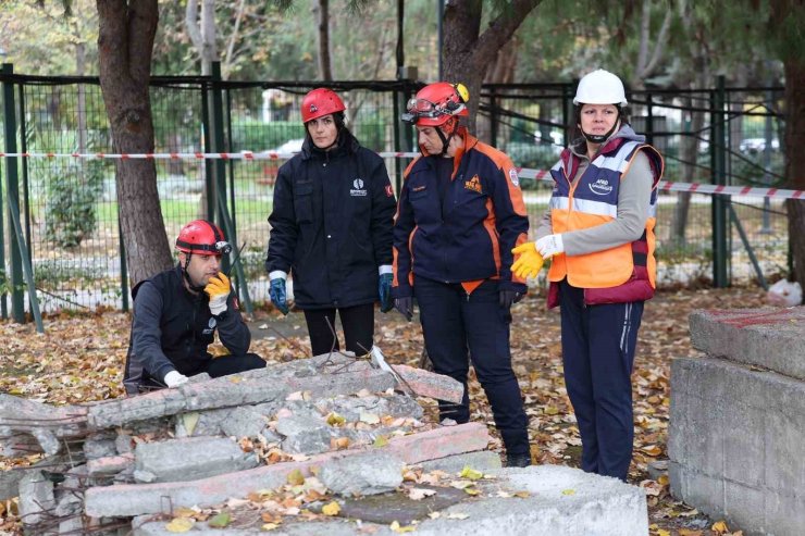 BAKIRKÖY’DE ’AFETE HAZIRLIK GÜNÜ’NDE TATBİKAT GERÇEKLEŞTİRİLDİ