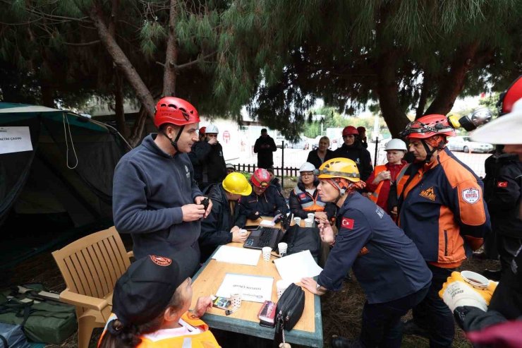 BAKIRKÖY’DE ’AFETE HAZIRLIK GÜNÜ’NDE TATBİKAT GERÇEKLEŞTİRİLDİ