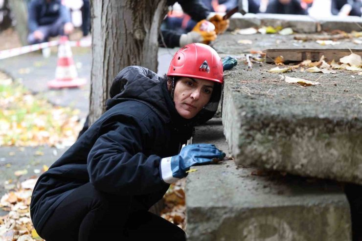 BAKIRKÖY’DE ’AFETE HAZIRLIK GÜNÜ’NDE TATBİKAT GERÇEKLEŞTİRİLDİ