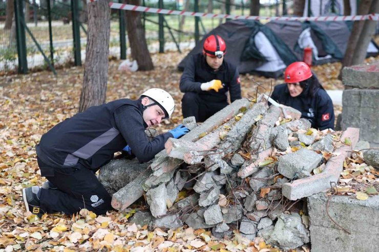 BAKIRKÖY’DE ’AFETE HAZIRLIK GÜNÜ’NDE TATBİKAT GERÇEKLEŞTİRİLDİ