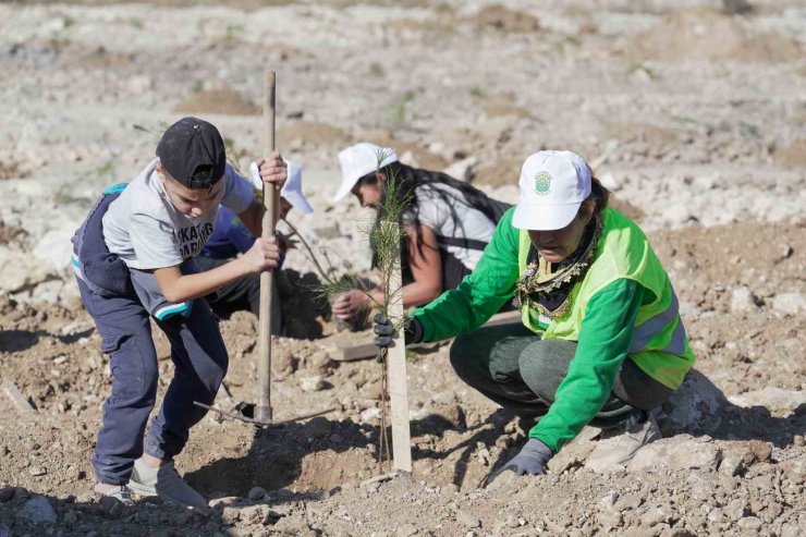 CUMHURİYET TARİHİNİN EN BÜYÜK MADEN REHABİLİTASYONU: 511 HEKTAR DOĞAYA KAZANDIRILIYOR