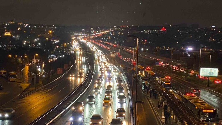 İSTANBUL’DA YAĞIŞLA BİRLİKTE TRAFİK YOĞUNLUĞU YÜZDE 90’A YAKLAŞTI