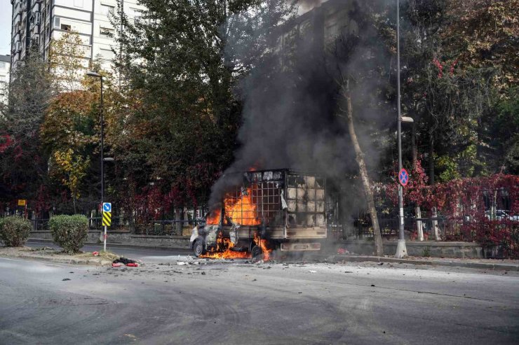 BAHÇELİEVLER’DE SEYİR HALİNDE OLAN KAMYONET BİR ANDA ALEV TOPUNA DÖNDÜ