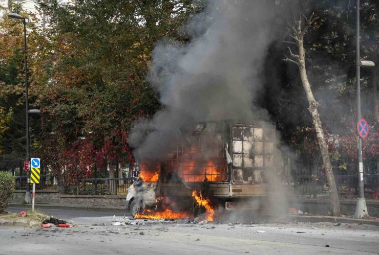 BAHÇELİEVLER’DE SEYİR HALİNDE OLAN KAMYONET BİR ANDA ALEV TOPUNA DÖNDÜ