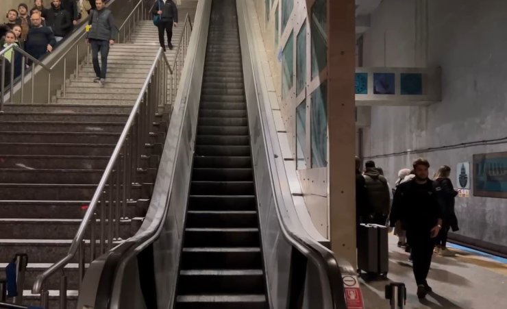 YENİKAPI METRO İSTASYONUNDA YÜRÜYEN MERDİVEN YANDI, BÜYÜK PANİK YAŞANDI