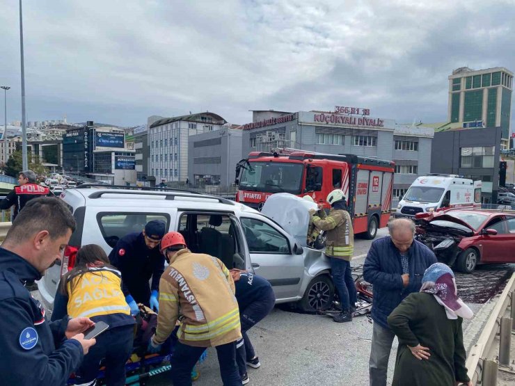 MALTEPE’DE İKİ ARAÇ KAFA KAFAYA ÇARPIŞTI: 5 YARALI