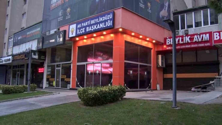 AK PARTİ BEYLİKDÜZÜ İLÇE BİNASINA TAŞLI SALDIRI KAMERADA