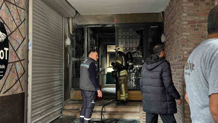 BEŞİKTAŞ’TA YANGINDA CAN PAZARI: İÇERİDE MAHSUR KALAN 10 KİŞİ BÖYLE KURTARILDI