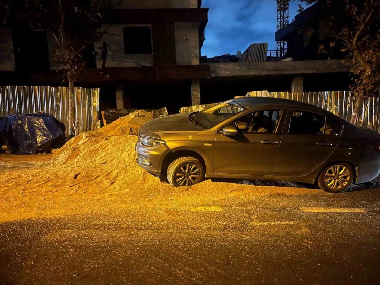 BEYLİKDÜZÜ’NDE BİR İNŞAAT FİRMASININ YOLA DÖKTÜĞÜ KUM KAZAYA NEDEN OLDU