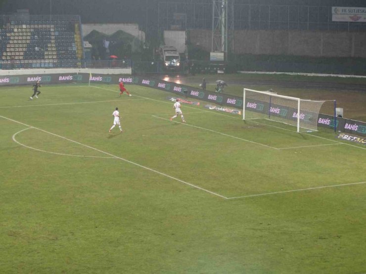 UEFA ULUSLAR LİGİ: KARADAĞ: 2 - TÜRKİYE: 1 (İLK YARI)