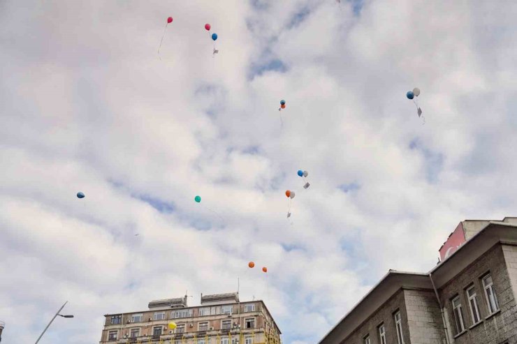 BEYOĞLU’NDA ÇOCUK HAKLARININ YAZILI OLDUĞU BALONLAR GÖKYÜZÜNE BIRAKILDI