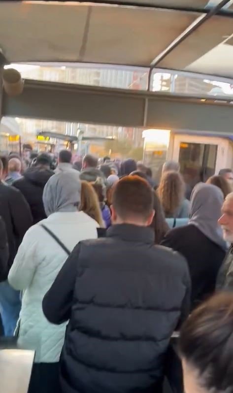 İSTANBUL’DA TRAMVAY SEFERLERİ AKSADI DURAKLARDA YOĞUNLUK OLUŞTU