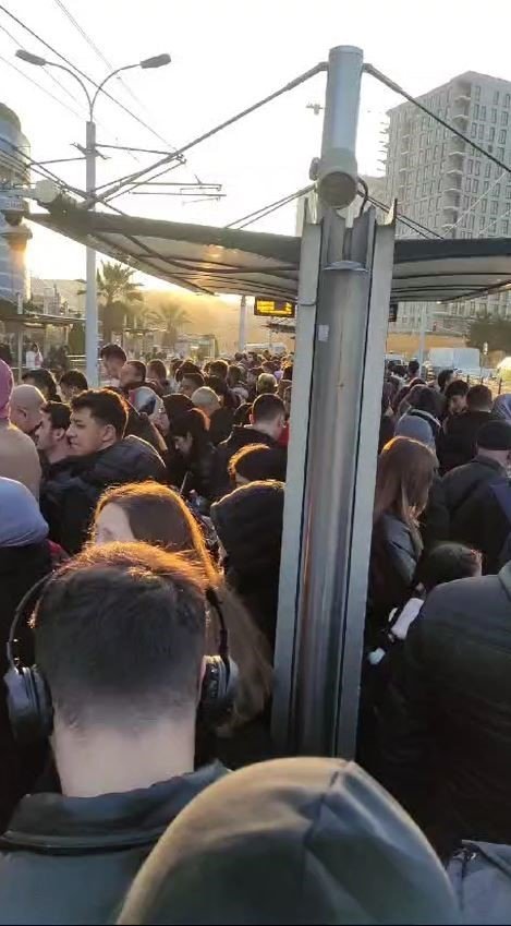 İSTANBUL’DA TRAMVAY SEFERLERİ AKSADI DURAKLARDA YOĞUNLUK OLUŞTU