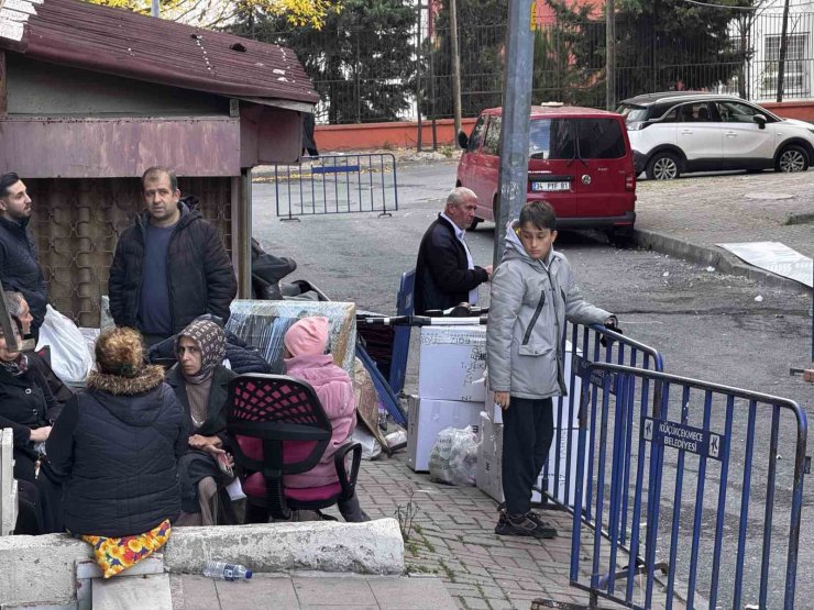 KÜÇÜKÇEKMECE’DE KOLONLARI PATLAYAN 5 KATLI BİNA TAHLİYE EDİLİYOR