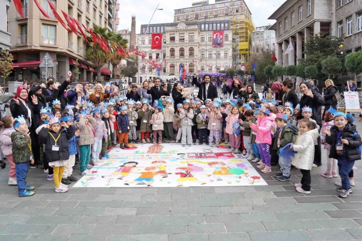 BEYOĞLU’NDA ÇOCUK HAKLARININ YAZILI OLDUĞU BALONLAR GÖKYÜZÜNE BIRAKILDI