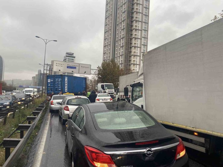 ESENYURT TEM BAĞLANTI YOLUNDA YAĞMUR SONRASI ZİNCİRLEME KAZA