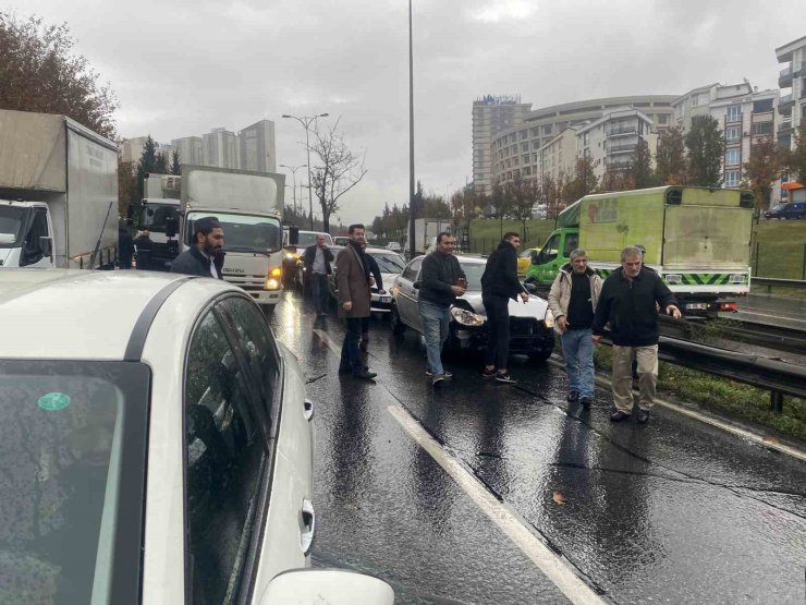 ESENYURT TEM BAĞLANTI YOLUNDA YAĞMUR SONRASI ZİNCİRLEME KAZA