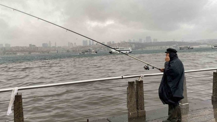 ÜSKÜDAR’DA BALIKÇILAR LODOSA RAĞMEN OLTALARINI BIRAKMADI