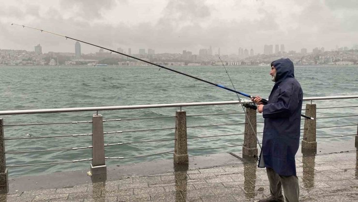 ÜSKÜDAR’DA BALIKÇILAR LODOSA RAĞMEN OLTALARINI BIRAKMADI