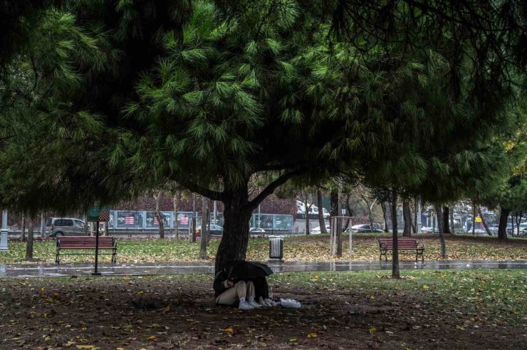 İSTANBUL’A KARA BULUTLAR İLE YAĞMURUN GELİŞİ GÖRÜNTÜLENDİ