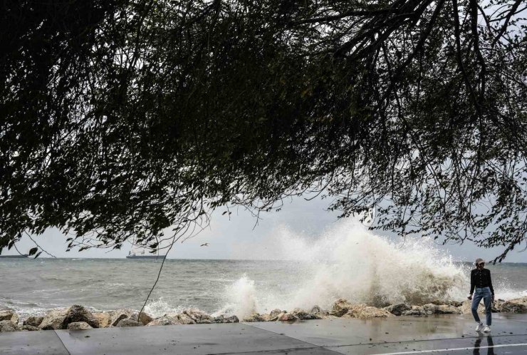 İSTANBUL’A KARA BULUTLAR İLE YAĞMURUN GELİŞİ GÖRÜNTÜLENDİ