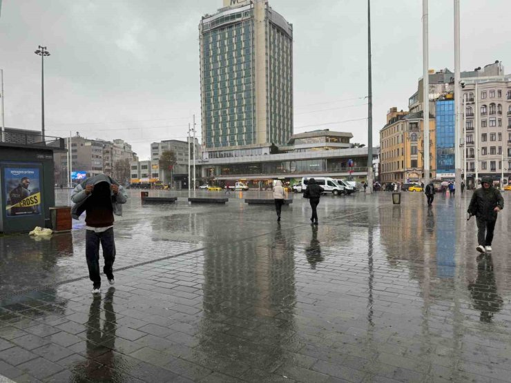 TAKSİM’DE SAĞANAK YAĞIŞ ETKİLİ OLDU: LODOS VATANDAŞLARA ZOR ANLAR YAŞATTI