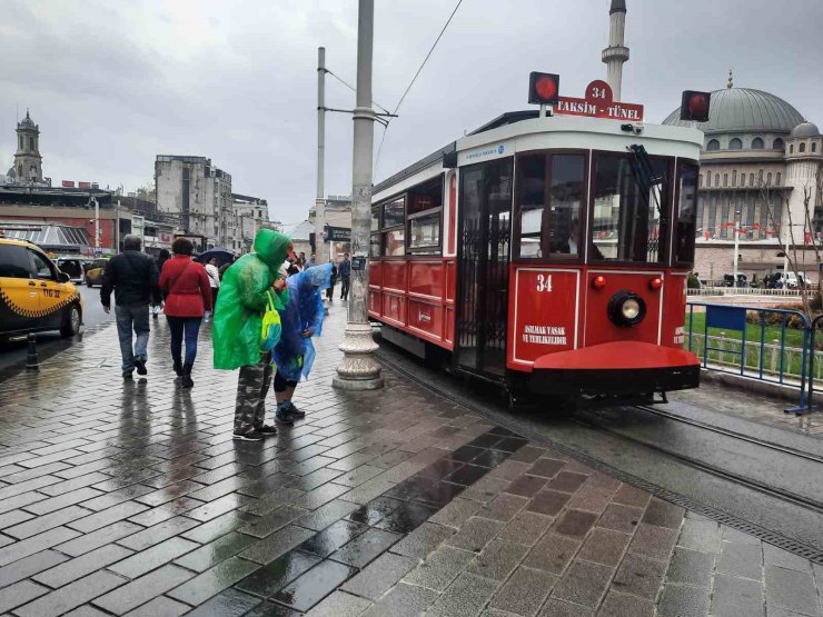 TAKSİM’DE SAĞANAK YAĞIŞ ETKİLİ OLDU: LODOS VATANDAŞLARA ZOR ANLAR YAŞATTI