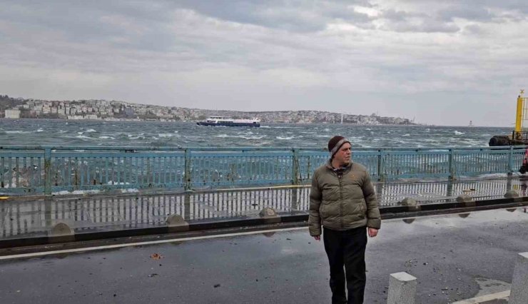 İSTANBUL’DA LODOS NEDENİYLE DALGALAR OLUŞTU, KİMİSİ FOTOĞRAFLADI KİMİSİ KAÇTI