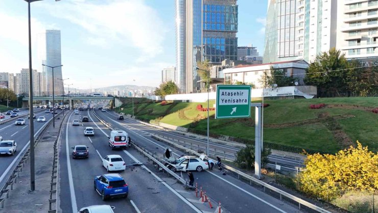 ATAŞEHİR’DE KONTROLDEN ÇIKAN OTOMOBİL REFÜJE ÇARPTI: 1 YARALI