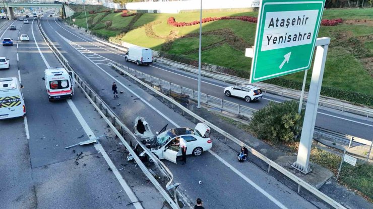 ATAŞEHİR’DE KONTROLDEN ÇIKAN OTOMOBİL REFÜJE ÇARPTI: 1 YARALI