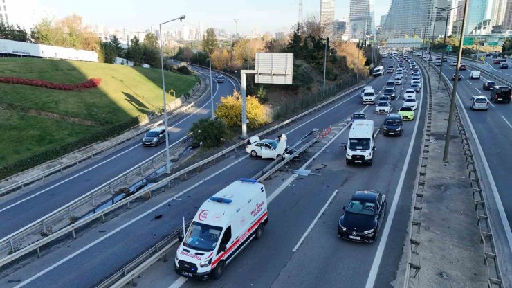 ATAŞEHİR’DE KONTROLDEN ÇIKAN OTOMOBİL REFÜJE ÇARPTI: 1 YARALI