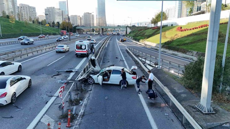 ATAŞEHİR’DE KONTROLDEN ÇIKAN OTOMOBİL REFÜJE ÇARPTI: 1 YARALI