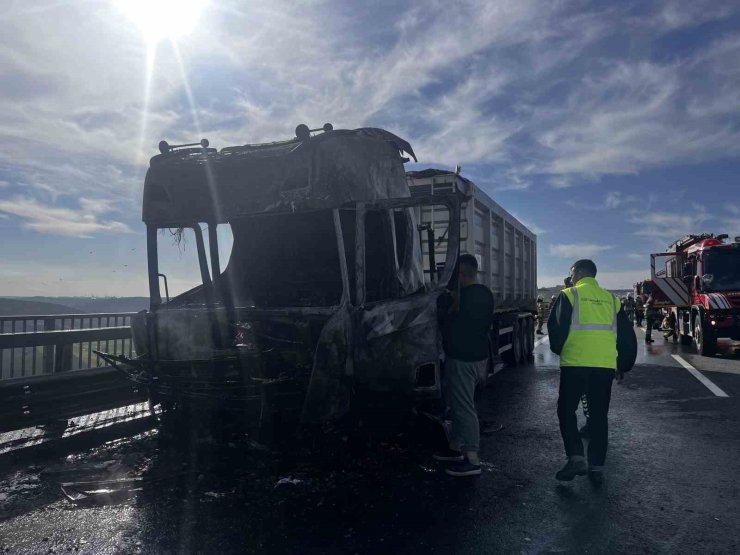 KUZEY MARMARA OTOYOLU’NDA TEKERLEĞİ PATLAYAN TIR ALEV ALDI