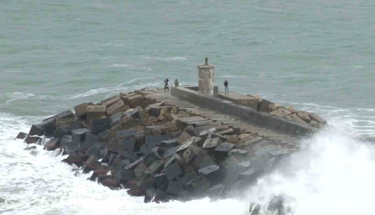 İSTANBUL’DA LODOS ETKİLİ OLUYOR: KARABURUN LİMANI’NDA DEV DALGALAR OLUŞTU