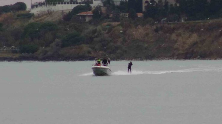 SİLİVRİ’DE DONDURUCU HAVAYA ALDIRMAYIP SU KAYAĞI YAPTILAR: ONLARA TÜM AYLAR TEMMUZ