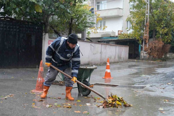 KARTAL BELEDİYESİ YOĞUN YAĞIŞLARA KARŞI ALARMA GEÇTİ