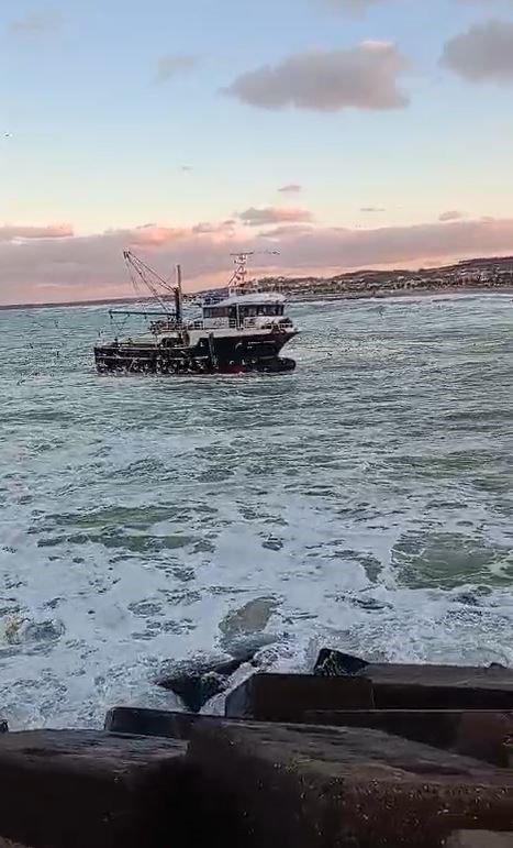 İSTANBUL’DA KUVVETLİ RÜZGAR BALIKÇILARI OLUMSUZ ETKİLEDİ, TEKNELER LİMANA YANAŞAMADI