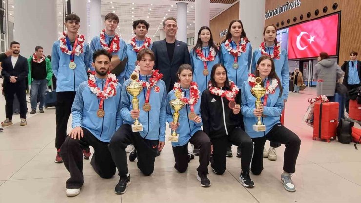 BOSNA HERSEK’TE ŞAMPİYON OLAN TEKVANDO MİLLİ TAKIMI YURDA DÖNDÜ