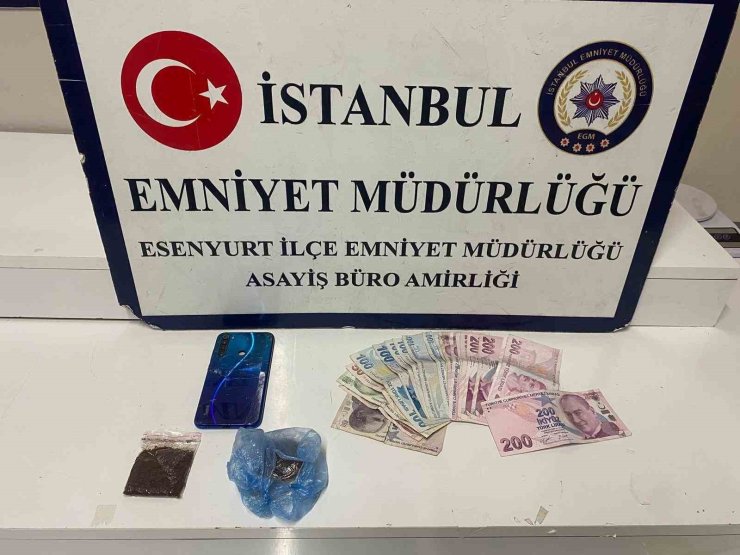 İSTANBUL’DA UYUŞTURUCU TİCARETİ YAPANLAR SUÇÜSTÜ YAKALANDI