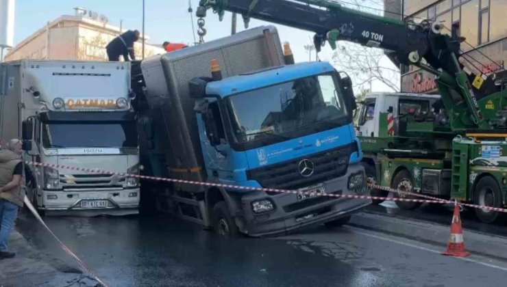 GÜNGÖREN’DE YOL ÇÖKTÜ, 2 KAMYON ÇUKURA DÜŞTÜ