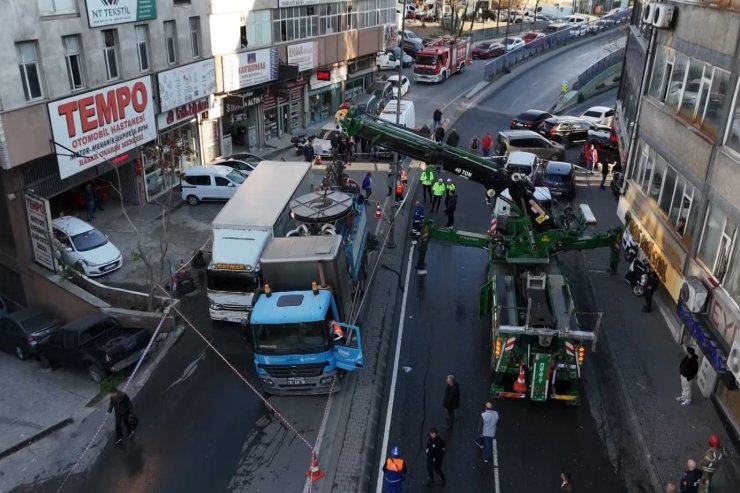 GÜNGÖREN’DE YOL ÇÖKTÜ, 2 KAMYON ÇUKURA DÜŞTÜ