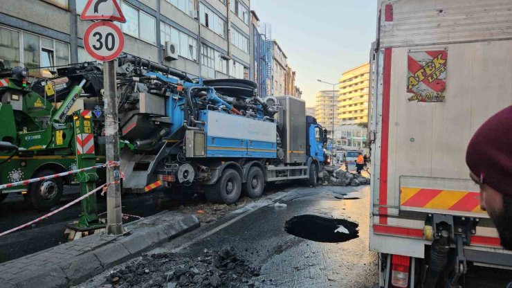 GÜNGÖREN’DE ÇÖKEN YOLDA SIKIŞAN KAMYON KURTARILDI