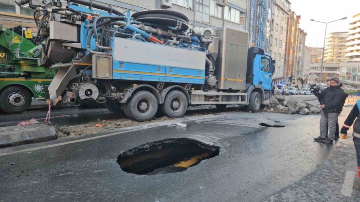 GÜNGÖREN’DE ÇÖKEN YOLDA SIKIŞAN KAMYON KURTARILDI