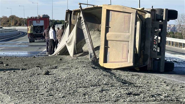 İSTANBUL HAVALİMANI KAVŞAĞINDA HAFRİYAT KAMYONU YANDI