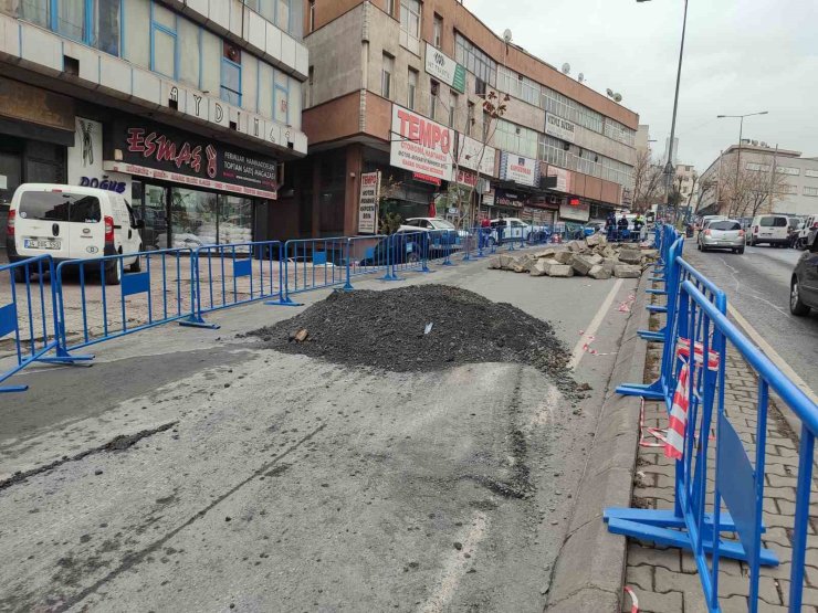 GÜNGÖREN’DE ÇÖKEN YOL HALA TRAFİĞE AÇILMADI, ESNAF MAĞDUR OLDU