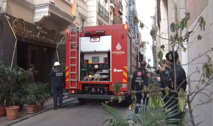 BEYOĞLU’NDA OTELDE YANGIN PANİĞİ, ÇATIDA ÇIKAN YANGINDA BİNA BOŞALTILDI