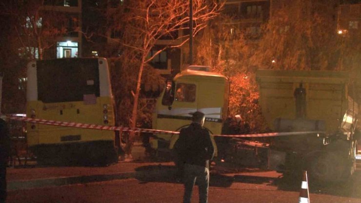 BAŞAKŞEHİR’DE KONTROLDEN ÇIKAN İETT OTOBÜSÜ PARK HALİNDEKİ KAMYONA ÇARPTI: 1 YARALI