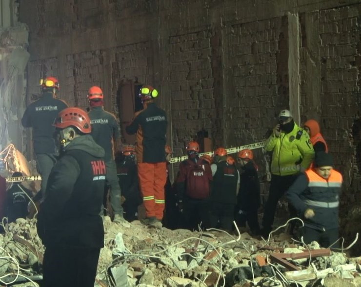 GÜNGÖREN’DE ÇÖKEN BİNADA ENKAZ ALTINDA KALAN İŞÇİYE ULAŞILDI