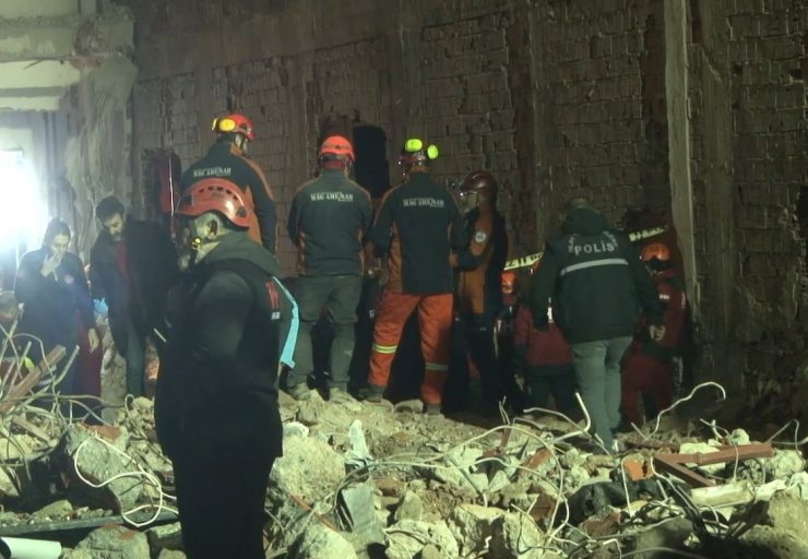 GÜNGÖREN’DE ÇÖKEN BİNADA ENKAZ ALTINDA KALAN İŞÇİYE ULAŞILDI