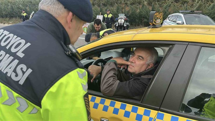 İSTANBUL’DA JANDARMA’DAN SÜRÜCÜLERE KIŞ LASTİĞİ VE GÜVENLİ SÜRÜŞ UYARISI